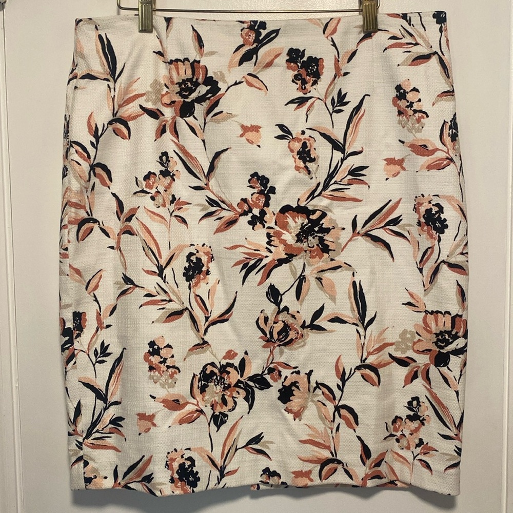 Beautiful Spring Forward Straight Skirt EUC